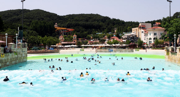 시원한 파도풀에서 더위 날려요