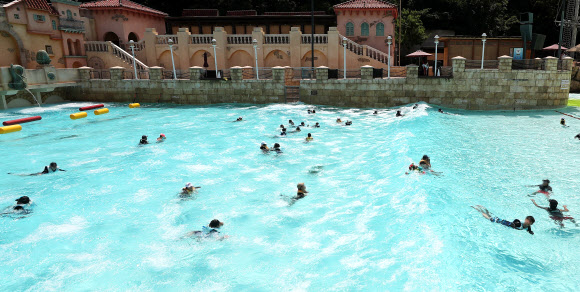 시원한 파도풀에서 더위 날려요