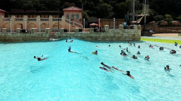 시원한 파도풀에서 더위 날려요