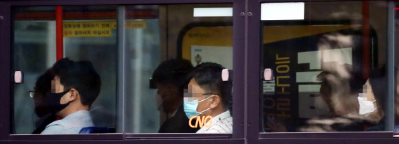 수도권에 집중된 신종 코로나바이러스 감염증(코로나19) 집단발병이 ‘n차 감염’의 고리를 타고 빠르게 확산하는 가운데 신규 확진자 중 치명률이 높은 60세 이상 고령층의 비율이 급증해 방역 및 환자 관리에 비상등이 켜졌다. 여기에다 감염경로가 명확하지 않은 이른바 ‘깜깜이 환자’도 갈수록 늘어나는 추세여서 방역당국으로서는 그야말로 ‘3중고’를 겪고 있다. 15일 서울 중구의 한 버스 정류장 인근에서 마스크를 쓴 시민들을 태운 버스가 지나고 있다. 2020.6.15  연합뉴스