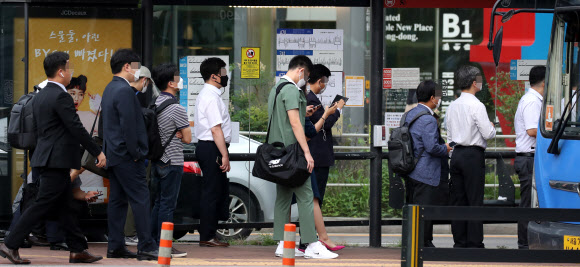 수도권에 집중된 신종 코로나바이러스 감염증(코로나19) 집단발병이 ‘n차 감염’의 고리를 타고 빠르게 확산하는 가운데 신규 확진자 중 치명률이 높은 60세 이상 고령층의 비율이 급증해 방역 및 환자 관리에 비상등이 켜졌다. 여기에다 감염경로가 명확하지 않은 이른바 ‘깜깜이 환자’도 갈수록 늘어나는 추세여서 방역당국으로서는 그야말로 ‘3중고’를 겪고 있다. 15일 서울 중구의 한 버스 정류장에서 마스크를 쓴 시민들이 출근을 서두르고 있다. 2020.6.15  연합뉴스