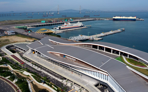 15일 오전 인천시 연수구에 새로 개장한 인천항국제여객터미널에  첫 선박인 카페리가 입항하고 있다. 2020.6.15  연합뉴스