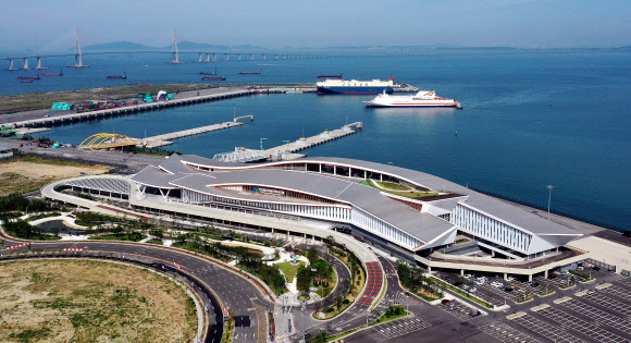 인천항 신국제여객터미널이 개장한 15일 오전 인천시 연수구 인천항국제여객터미널에 첫 선박인 카페리가 입항하고 있다. 2020.6.15  연합뉴스