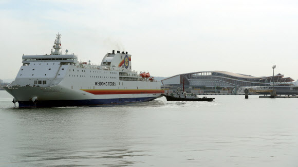 인천항 국제여객터미널이 새로 개장한 15일 오전 인천시 연수구 인천항국제여객터미널에 첫 선박인 카페리가 입항하고 있다. 2020.6.15  연합뉴스