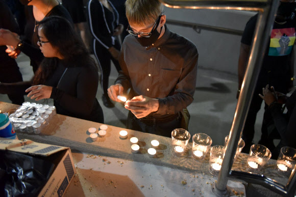 백인 경찰에 의해 체포되다 목이 눌려 숨진 흑인 조지 플로이드를 추모하는 추도식이 지구 반대편인 경기도 평택 미군기지인 캠프 험프리스에서 지난 11일 밤 열렸다. 이 기지의 공식 페이스북에 공개된 추도식에서 참석자들은 플로이드의 명복을 비는 기도와 촛불과 휴대전화 조명을 이용한 의식을 열었다. 2020.6.15  캠프 험프리스 페이스북 캡처