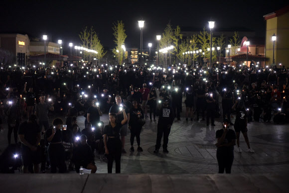 백인 경찰에 의해 체포되다 목이 눌려 숨진 흑인 조지 플로이드를 추모하는 추도식이 지구 반대편인 경기도 평택 미군기지인 캠프 험프리스에서 지난 11일 밤 열렸다. 이 기지의 공식 페이스북에 공개된 추도식에서 참석자들은 플로이드의 명복을 비는 기도와 촛불과 휴대전화 조명을 이용한 의식을 열었다. 2020.6.15  캠프 험프리스 페이스북 캡처