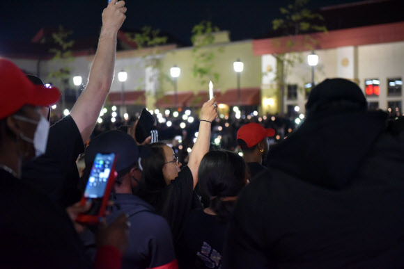 백인 경찰에 의해 체포되다 목이 눌려 숨진 흑인 조지 플로이드를 추모하는 추도식이 지구 반대편인 경기도 평택 미군기지인 캠프 험프리스에서 지난 11일 밤 열렸다. 이 기지의 공식 페이스북에 공개된 추도식에서 참석자들은 플로이드의 명복을 비는 기도와 촛불과 휴대전화 조명을 이용한 의식을 열었다. 2020.6.15  캠프 험프리스 페이스북 캡처