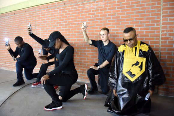 백인 경찰에 의해 체포되다 목이 눌려 숨진 흑인 조지 플로이드를 추모하는 추도식이 지구 반대편인 경기도 평택 미군기지인 캠프 험프리스에서 지난 11일 밤 열렸다. 이 기지의 공식 페이스북에 공개된 추도식에서 참석자들은 플로이드의 명복을 비는 기도와 촛불과 휴대전화 조명을 이용한 의식을 열었다. 2020.6.15  캠프 험프리스 페이스북 캡처