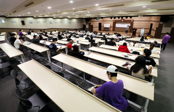 15일 인천시 미추홀구 인하대학교 하이테크센터 한 강의실에서 전자공학과 학생들이 거리 두기를 유지하며 기말고사를 치르고 있다. 2020.6.15  연합뉴스