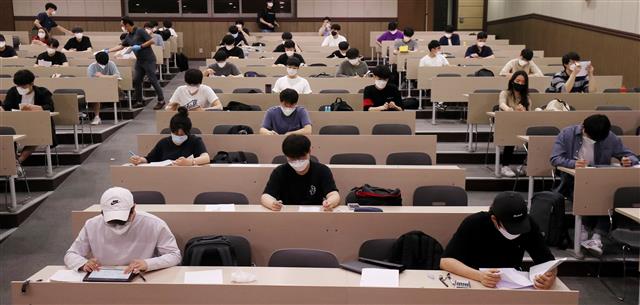 인하대 전자공학과 학생들이 15일 오후 고사장에서 기말고사를 치르고 있다. 인하대는 코로나19 예방을 위해 15일부터 23일까지 시험기간을 대폭 늘리고, 열감지 카메라를 설치하는 등 방역을 강화했다. 2020.6.15 뉴스1