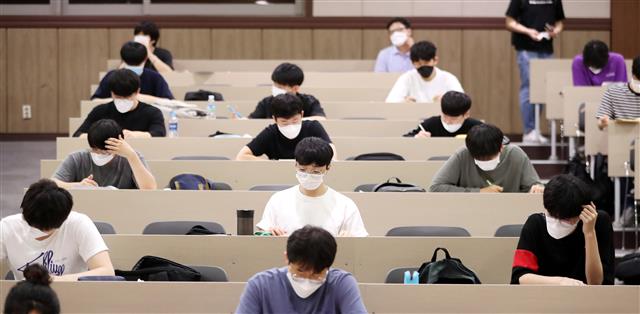 인하대 전자공학과 학생들이 15일 오후 고사장에서 기말고사를 치르고 있다. 인하대는 코로나19 예방을 위해 15일부터 23일까지 시험기간을 대폭 늘리고, 열감지 카메라를 설치하는 등 방역을 강화했다. 2020.6.15 뉴스1