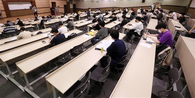 인하대 전자공학과 학생들이 15일 오후 고사장에서 기말고사를 치르고 있다. 인하대는 코로나19 예방을 위해 15일부터 23일까지 시험기간을 대폭 늘리고, 열감지 카메라를 설치하는 등 방역을 강화했다. 2020.6.15 뉴스1