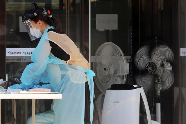 더위에도 쉴틈 없는 선별진료소 의료진