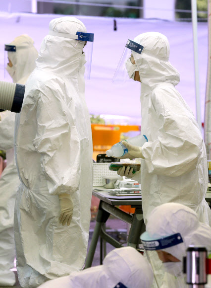 15일 서울 강서구 강서보건소에 설치된 신종 코로나바이러스 감염증(코로나19) 선별 진료소에서 의료진이 대화하고 있다.  2020.6.15  연합뉴스