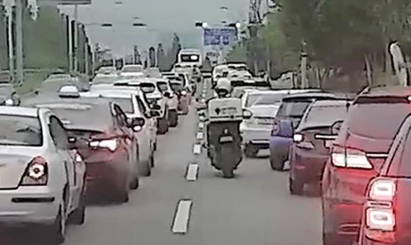 구급차 진로 확보하는 오토바이 운전자