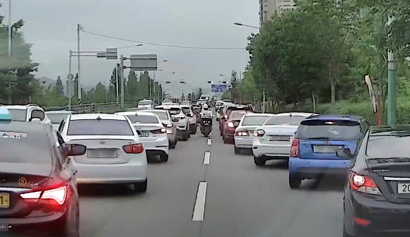 구급차 진로 확보하는 오토바이 운전자