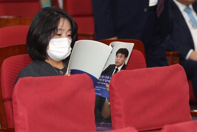 윤미향 더불어민주당 의원이 16일 오전 서울 여의도 국회 의원회관에서 ‘포스트 코로나19시대 177석 더불어민주당에 바란다’를 주제로 열린 최배근 건국대 경제학과 교수(전 더불어시민당 공동대표) 초청 민평련 간담회에 참석해 미소짓고 있다. 2020.6.16 뉴스1