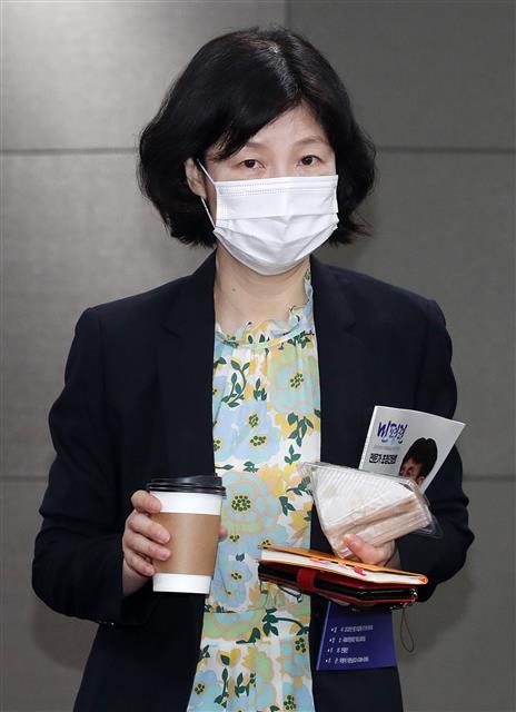 양정숙 무소속 의원이 16일 오전 서울 여의도 국회 의원회관에서 ‘포스트 코로나19시대 177석 더불어민주당에 바란다’를 주제로 열린 최배근 건국대 경제학과 교수(전 더불어시민당 공동대표) 초청 민평련 간담회에 참석하고 있다. 2020.6.16 뉴스1