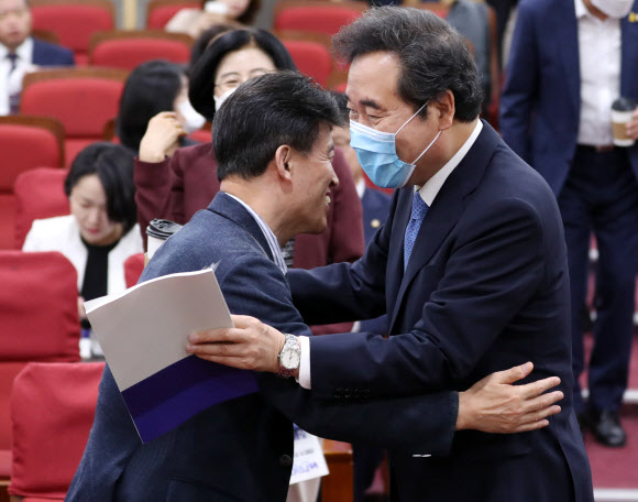 더불어민주당 이낙연 코로나19 국난극복위원장(오른쪽)이 16일 오전 서울 여의도 국회 의원회관에서 열린  민평련 전문가 초청간담회에서 강연에 나서는 최배근 전 더불어시민당 공동대표와 포옹하고 있다. 2020.6.16  연합뉴스