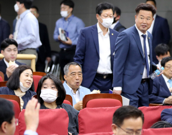 더불어민주당 윤미향 의원(앞둘 두번째 가운데)과 이규민 의원이 16일 오전 서울 여의도 국회 의원회관에서 열린  민평련 전문가 초청간담회에 참석하고 있다. 2020.6.16  연합뉴스