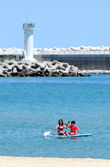 16일 강원 양양군 죽도해변에서 외국인 관광객들이 패들보드를 타고 있다. 2020.6.16  연합뉴스