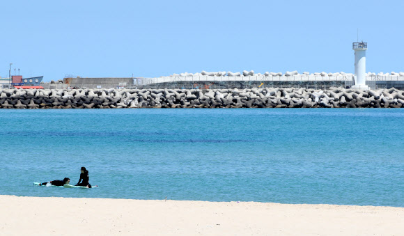 16일 강원 양양군 죽도해변에서 서퍼들이 잔잔한 파도를 타고 있다. 2020.6.16  연합뉴스
