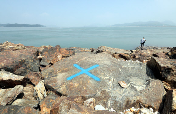 탈북민단체가 쌀 페트(PET)병을 북측에 보내겠다며 살포를 예고한 가운데 16일 오전 인천시 강화군 석모도 한 해안가에 탈북민단체와 선교단체가 쌀 페트병을 살포했던 지점으로 추정되는 곳에 표시가 돼 있다. 2020.6.16  연합뉴스