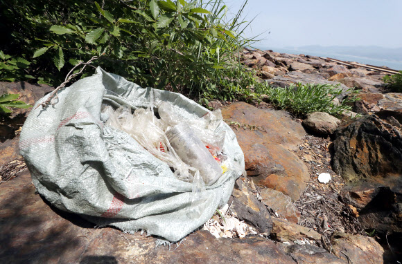 탈북민단체가 쌀 페트(PET)병을 북측에 보내겠다며 살포를 예고한 가운데 16일 오전 인천시 강화군 석모도 한 해안가에 탈북민단체와 선교단체가 살포했던 것으로 추정되는 페트병이 쓰레기와 함께 쌓여 있다. 2020.6.16  연합뉴스