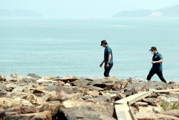 탈북민단체가 쌀 페트(PET)병을 북측에 보내겠다며 살포를 예고한 가운데 16일 오전 인천시 강화군 석모도 한 해안가에서 경찰들이 순찰하고 있다. 2020.6.16  연합뉴스