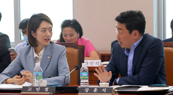 더불어민주당 강훈식 의원과 고민정 의원이 16일 오후 서울 여의도 국회에서 열린 산업통상자원중소벤처기업위원회 전체회의에서 이야기하고 있다. 2020.6.16  연합뉴스