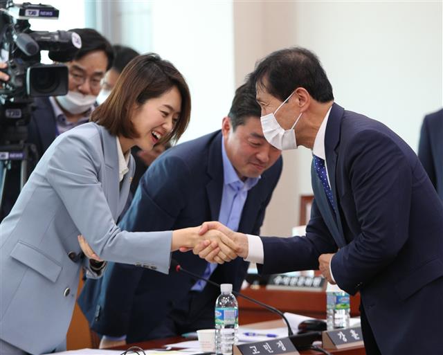 이학영 산업통상자원중소벤처기업위원회 위원장이 16일 오후 서울 여의도 국회에서 열린 산자위원회 첫 전체회의에서 고민정 더불어민주당 의원과 인사하고 있다. 2020.6.16 뉴스1