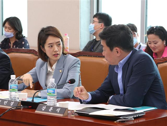 고민정·강훈식 더불어민주당 의원이 16일 오후 서울 여의도 국회에서 열린 산업통상자원중소벤처기업위원회 첫 전체회의에서 대화하고 있다. 2020.6.16 뉴스1