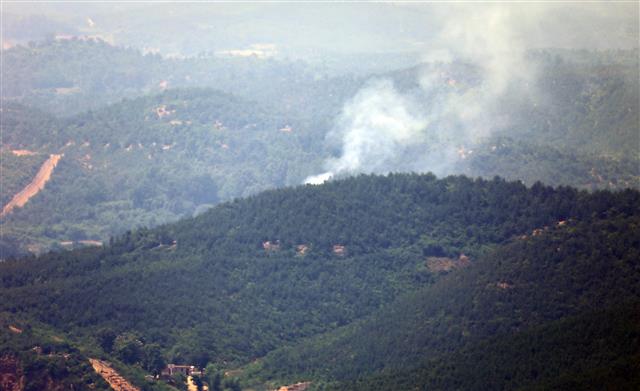 16일 오후 2시 24분경 경기도 김포시 애기봉 전망대에서 바라본 북한 개성공단 방향에 연기가 나고 있다. 정부와 군 소식통 등에 따르면 이날 오후 개성공단 지역에서 폭음 소리와 함께 연기가 목격됐다. 2020.6.16 뉴스1