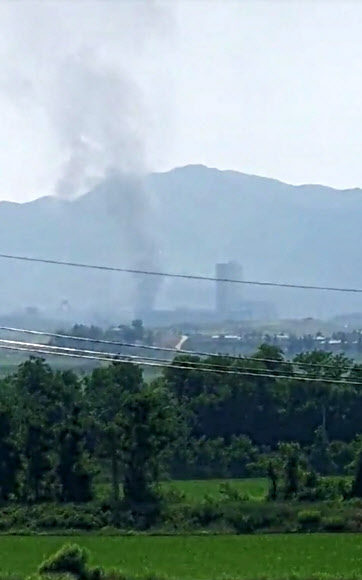 개성공단 지역에서 폭음과 연기가 관측된 16일 오후 경기도 파주 대성동 자유의 마을에서 목격된 개성공단에서 검은 연기가 피어오르고 있다. 2020.6.16  연합뉴스