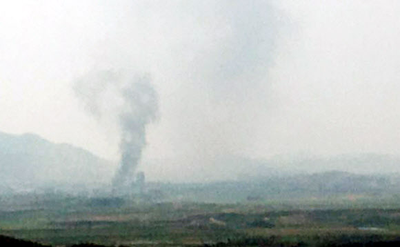 북한이 16일 오후 2시49분 개성 공동연락사무소 청사를 폭파한 것으로 알려진 가운데 검은 연기가 피어 오르고 있다. 2020.6.16 연합뉴스