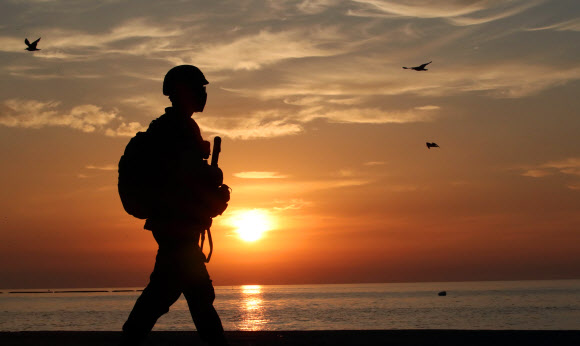 17일 오전 인천시 옹진군 대연평도에서 해병대원들이 경계근무를 하고 있다. 2020.6.17  연합뉴스