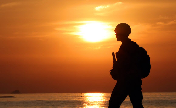 17일 오전 인천시 옹진군 대연평도에서 해병대원들이 경계근무를 하고 있다. 2020.6.17  연합뉴스