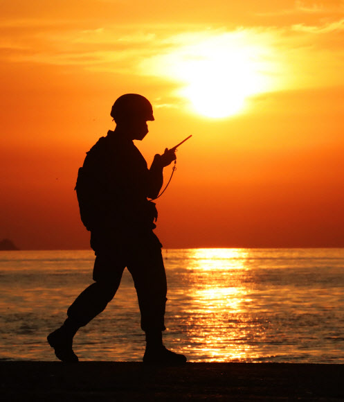 17일 오전 인천시 옹진군 대연평도에서 해병대원들이 경계근무를 하고 있다. 2020.6.17  연합뉴스