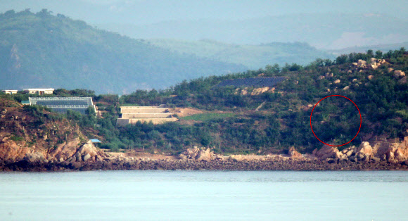 북한이 금강산 관광지구와 개성공단, 비무장지대(DMZ) 내 감시초소(GP)에 군부대를 재주둔시키겠다고 밝힌 17일 오전 인천시 옹진군 대연평도 망향전망대에서 바라본 북한 개머리 해안의 일부 포진지가 개방돼 있다.  연평부대 관계자 확인 결과 해당 포진지는 현재 사용하지 않는 것으로 확인됐다. 2020.6.17  연합뉴스