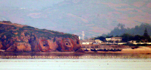 북한이 금강산 관광지구와 개성공단, 비무장지대(DMZ) 내 감시초소(GP)에 군부대를 재주둔시키겠다고 밝힌 17일 오전 인천시 옹진군 대연평도 망향전망대에서 바라본 북한 개머리 해안 일부 포진지가 개방돼 있다.  연평부대 관계자 확인 결과 해당 포진지는 현재 사용하지 않는 것으로 확인됐다. 2020.6.17  연합뉴스