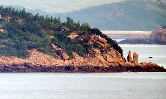 북한이 금강산 관광지구와 개성공단, 비무장지대(DMZ) 내 감시초소(GP)에 군부대를 재주둔시키겠다고 밝힌 17일 오전 인천시 옹진군 대연평도 망향전망대에서 바라본 북한 장재도의 포진지가 닫혀있다. 2020.6.17  연합뉴스