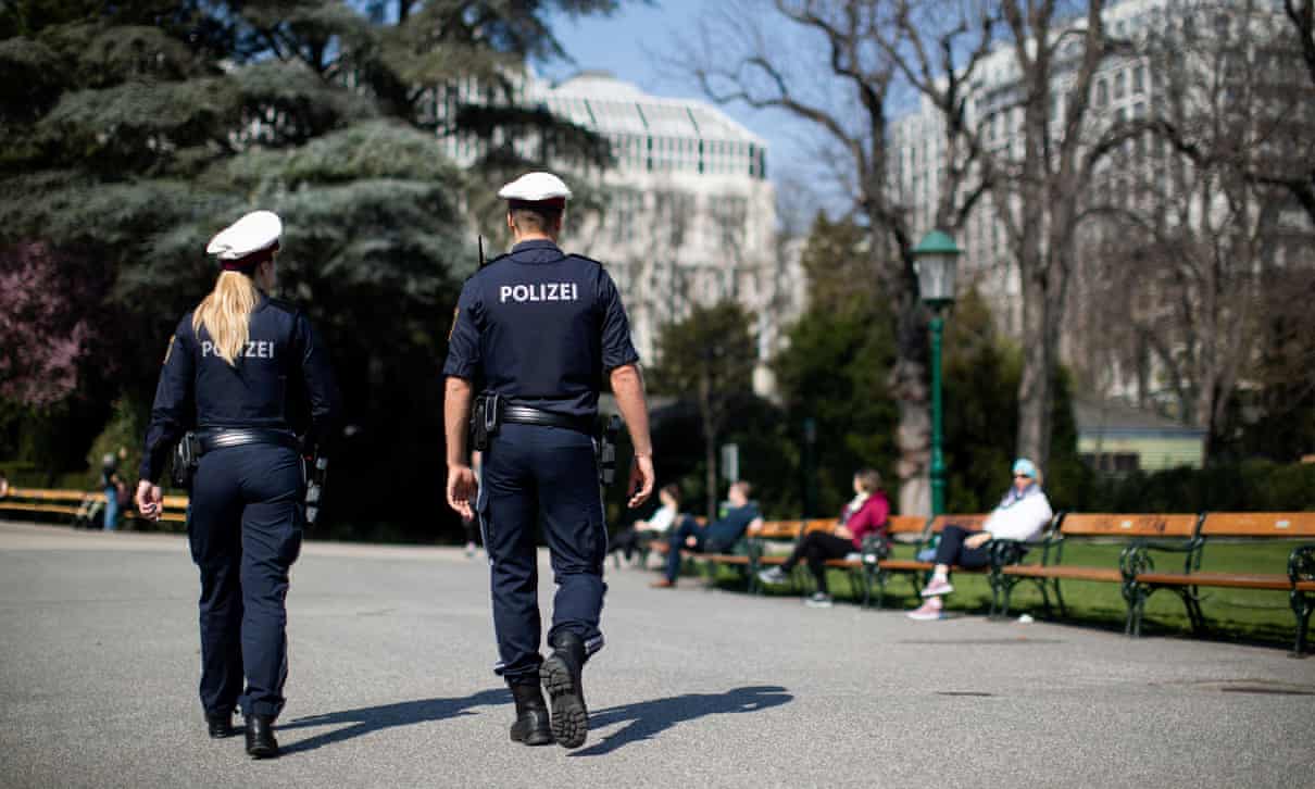 오스트리아 수도 빈 경찰이 한 공원 안을 순찰하고 있다. 로이터 자료사진
