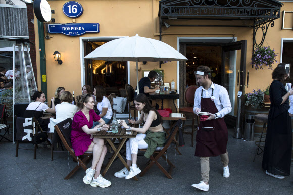 러시아 모스크바 시민들이 16일(현지시간) 시내 야외 테라스에서 식사를 즐기고 있다. AP 연합뉴스