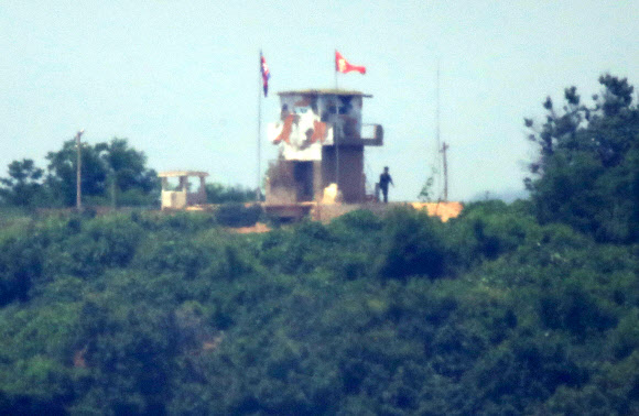 17일 경기도 파주시 접경지역 임진강변 우리 측 초소와 마주보고 있는 북한 초소에서 북한군이 초소 밖을 오가고 있다. 2020.6.17  연합뉴스