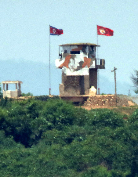 17일 경기도 파주시 접경지역 임진강변 우리 측 초소와 마주보고 있는 북한 초소에서 북한군이 경계 근무를 서고 있다. 2020.6.17  연합뉴스