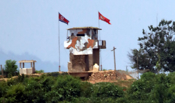 17일 경기도 파주시 접경지역 임진강변 우리 측 초소와 마주보고 있는 북한 초소에서 북한군이 경계 근무를 서고 있다. 2020.6.17  연합뉴스