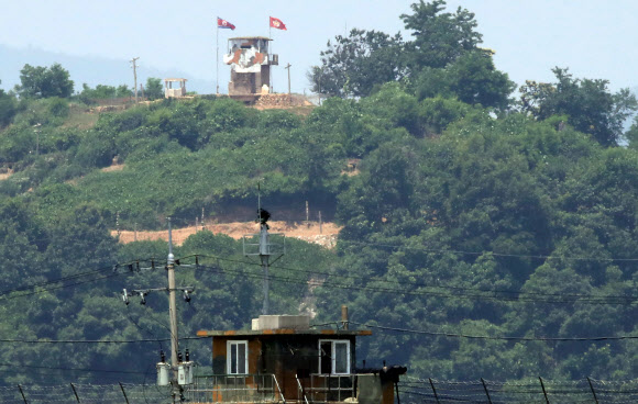17일 경기도 파주시 접경지역 임진강변 우리 측 초소와 마주보고 있는 북한군 초소에 인공기와 최고사령관기가 걸려 있다.  연합뉴스