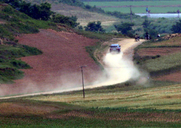 17일 인천시 강화군 평화전망대에서 바라 본 북한 황해북도 개풍군 마을에서 주민들이 길을 걷고 있다.  북한은 지난 16일 개성 남북공동연락사무소를 폭파했다.   2020.6.17  연합뉴스