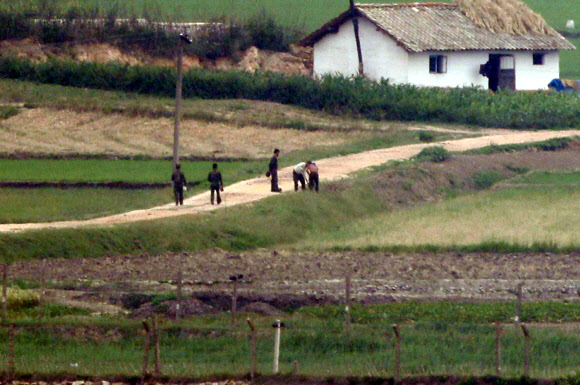 17일 인천시 강화군 평화전망대에서 바라 본 북한 황해북도 개풍군 마을에서 주민들이 길을 걷고 있다.  북한은 지난 16일 개성 남북공동연락사무소를 폭파했다.   2020.6.17  연합뉴스