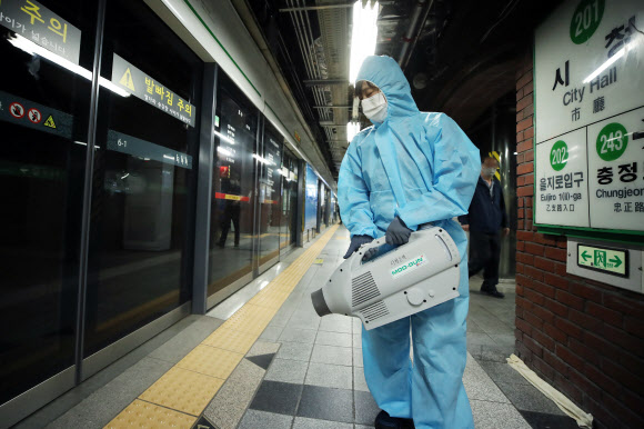 17일 오후 신종 코로나바이러스 감염증(코로나19) 확진자가 발생한 서울 지하철 2호선 시청역 승강장에서 관계자가 방역하고 있다. 2020.6.17  연합뉴스